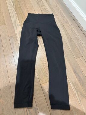 Black wonder train Lululemon leggings
Size: 0
IN GREAT CONDITION